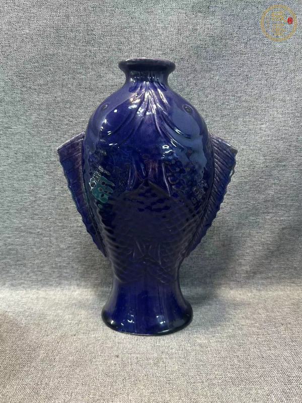 古玩陶瓷茄皮紫釉雙魚瓶真品鑒賞圖