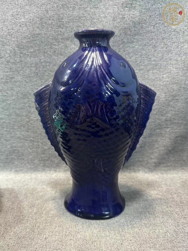 古玩陶瓷茄皮紫釉雙魚瓶真品鑒賞圖