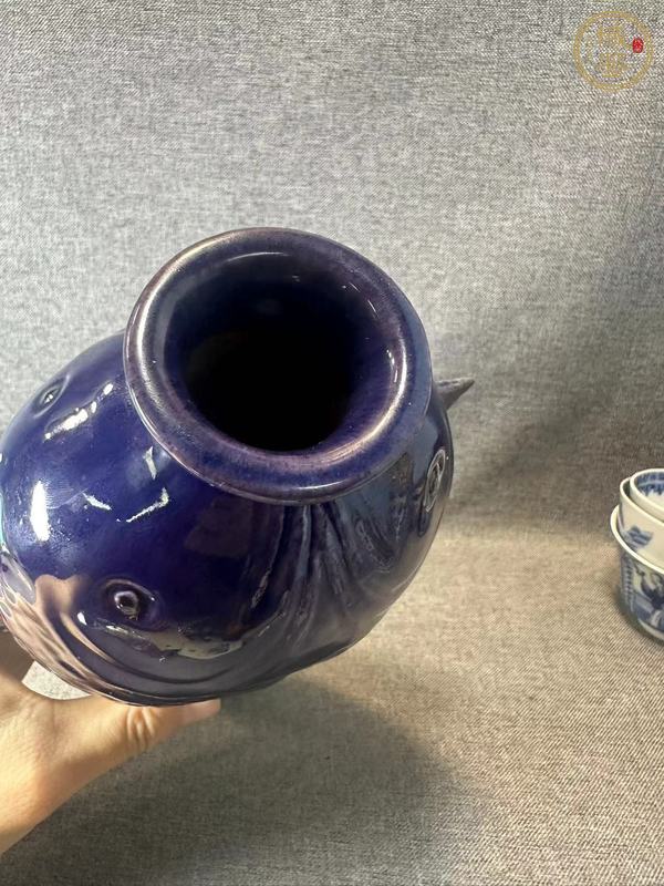 古玩陶瓷茄皮紫釉雙魚瓶真品鑒賞圖