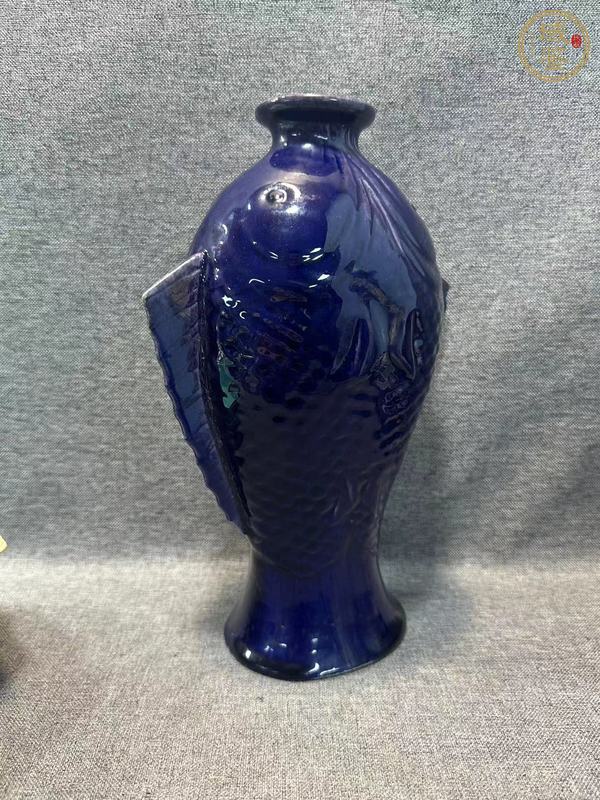 古玩陶瓷茄皮紫釉雙魚瓶真品鑒賞圖