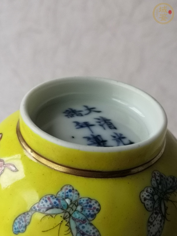 古玩陶瓷光緒黃底粉彩杯真品鑒賞圖