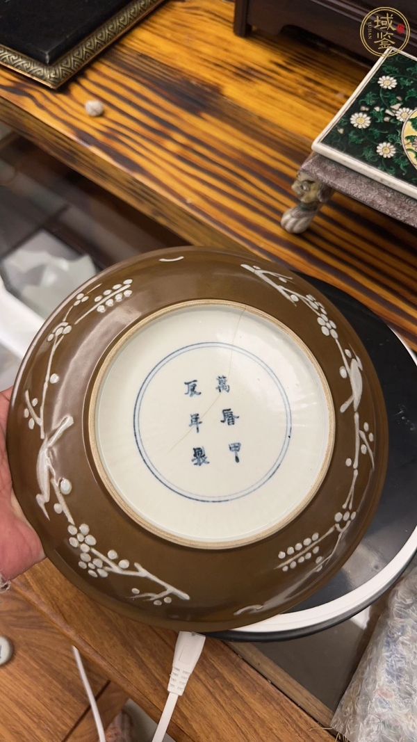 古玩陶瓷明萬歷時期紫金釉堆白花鳥紋盤真品鑒賞圖