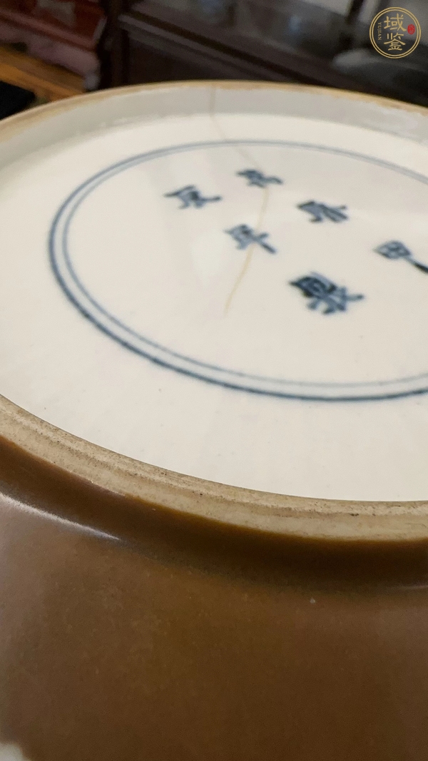 古玩陶瓷明萬歷時期紫金釉堆白花鳥紋盤真品鑒賞圖