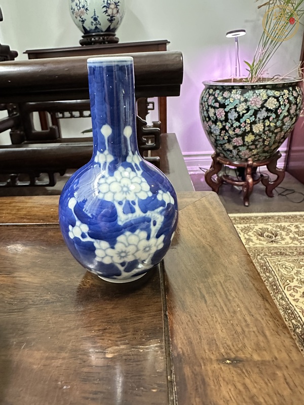 古玩青花冰梅天球瓶真品鑒賞圖