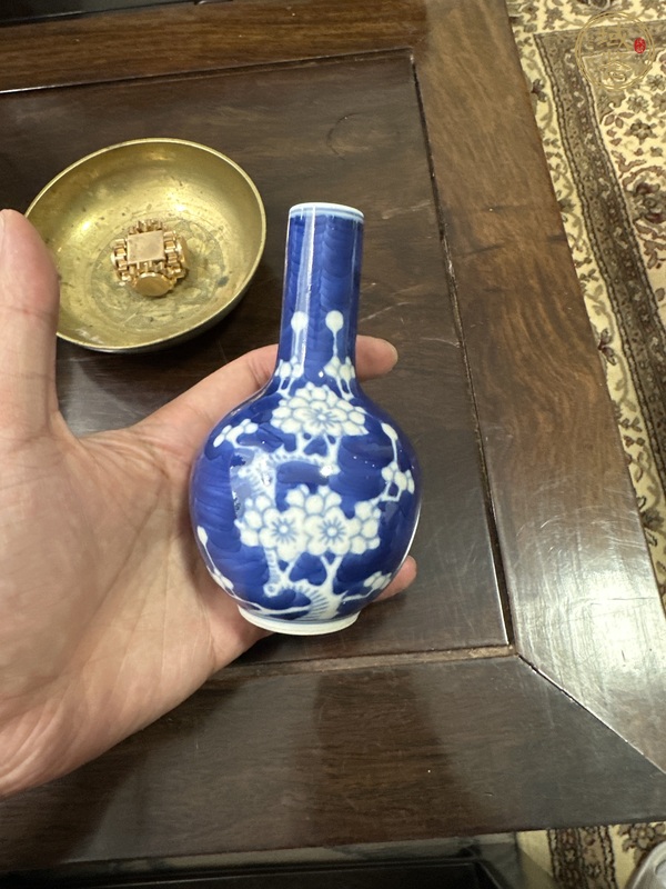 古玩陶瓷青花冰梅天球瓶真品鑒賞圖