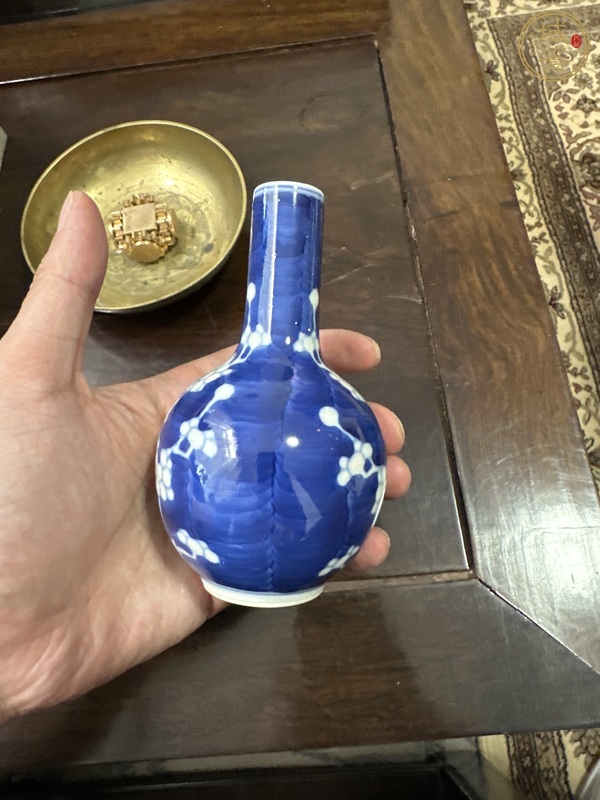 古玩陶瓷青花冰梅天球瓶真品鑒賞圖