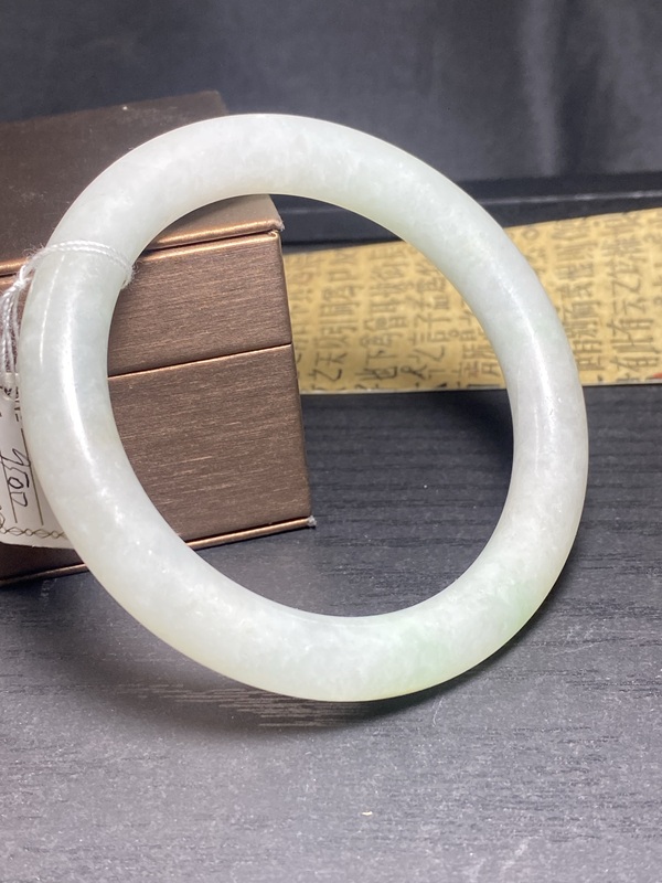 古玩玉器清代天然翡翠手鐲拍賣，當(dāng)前價格9500元