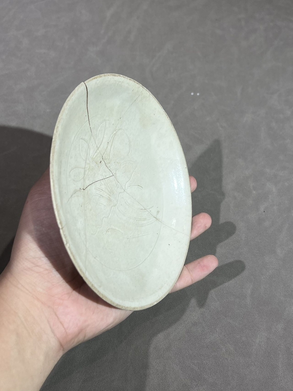 古玩陶瓷宋代五大名窯之一定窯白瓷刻荷蓮紋盤拍賣，當(dāng)前價格980元