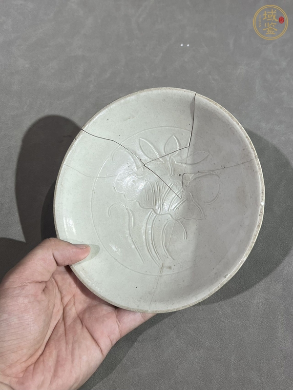 古玩陶瓷定窯白瓷刻荷蓮紋盤(pán)真品鑒賞圖