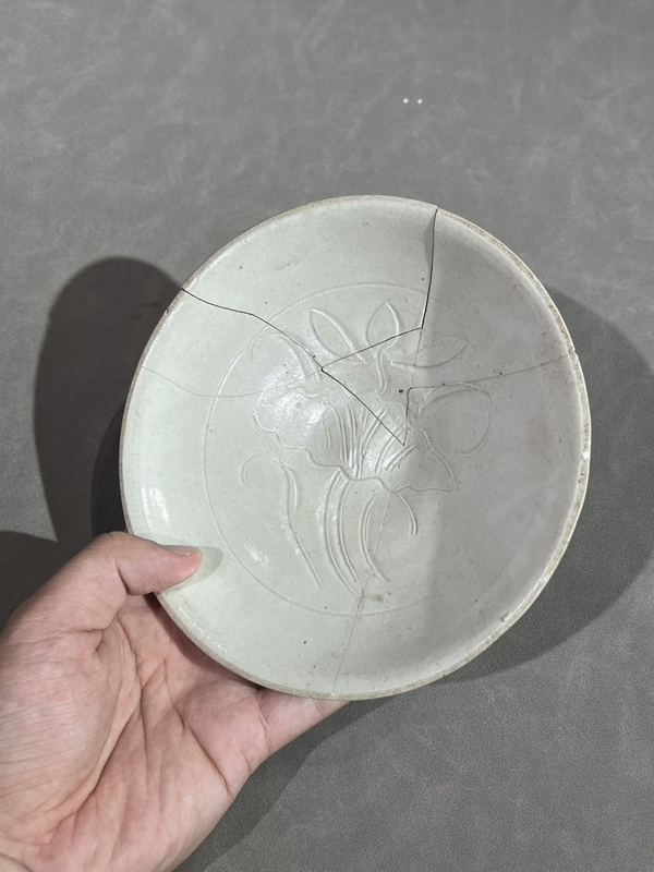 古玩陶瓷宋代五大名窯之一定窯白瓷刻荷蓮紋盤拍賣，當(dāng)前價格980元