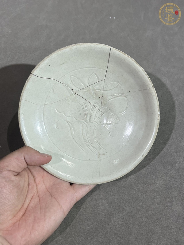 古玩定窯白瓷刻荷蓮紋盤真品鑒賞圖