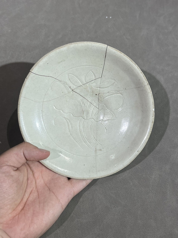 古玩轉賣宋代五大名窯之一定窯白瓷刻荷蓮紋盤拍賣，當前價格2999元