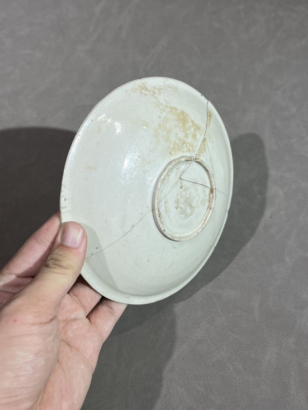 古玩陶瓷宋代五大名窯之一定窯白瓷刻荷蓮紋盤拍賣，當(dāng)前價格980元