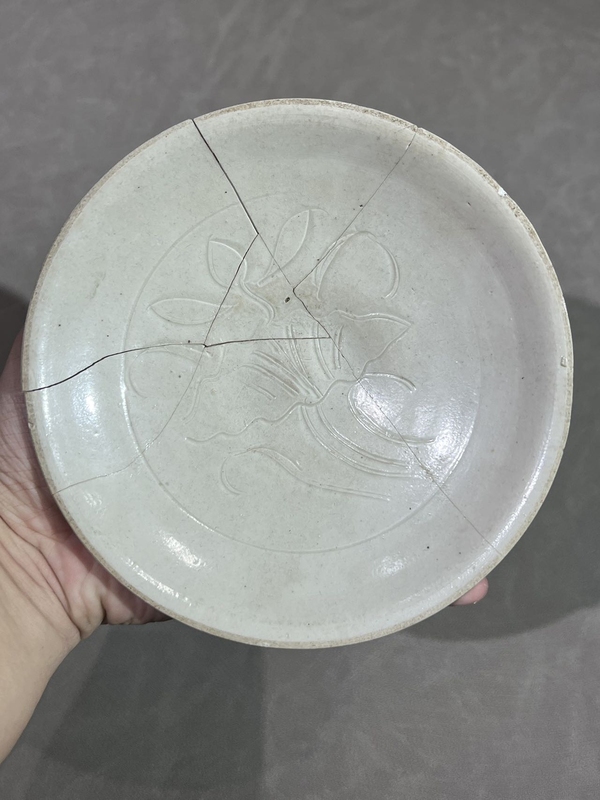 古玩陶瓷宋代五大名窯之一定窯白瓷刻荷蓮紋盤拍賣，當(dāng)前價格980元