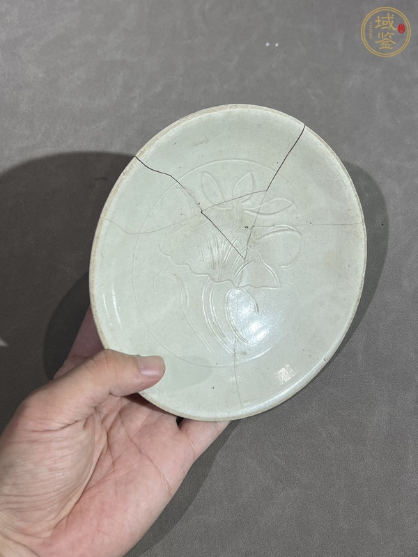 古玩陶瓷定窯白瓷刻荷蓮紋盤(pán)真品鑒賞圖