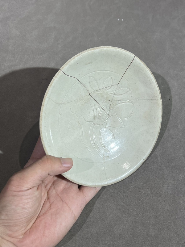 古玩陶瓷宋代五大名窯之一定窯白瓷刻荷蓮紋盤拍賣，當(dāng)前價格980元
