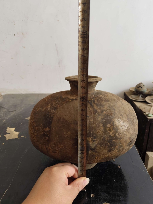 古玩陶瓷館藏級珍品秦漢灰陶彩繪線條紋繭形壺拍賣，當(dāng)前價格2980元