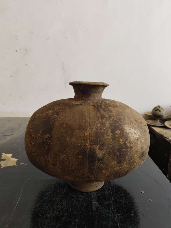 古玩陶瓷館藏級珍品秦漢灰陶彩繪線條紋繭形壺拍賣,當(dāng)前價格2980元
