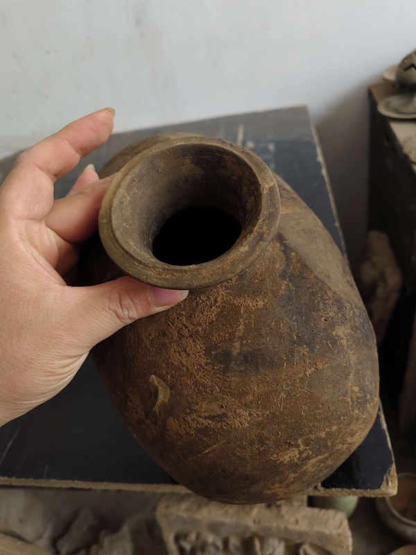 古玩陶瓷館藏級珍品秦漢灰陶彩繪線條紋繭形壺拍賣，當(dāng)前價格2980元