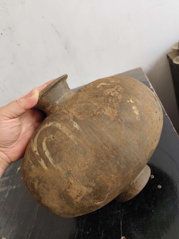 古玩陶瓷館藏級珍品秦漢灰陶彩繪線條紋繭形壺拍賣，當(dāng)前價格2980元