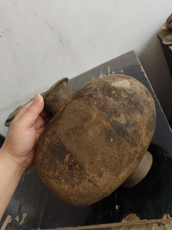 古玩陶瓷館藏級珍品秦漢灰陶彩繪線條紋繭形壺拍賣，當(dāng)前價格2980元