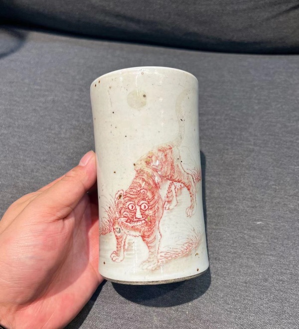 古玩轉(zhuǎn)賣釉里紅虎紋筆筒拍賣,當(dāng)前價(jià)格690元