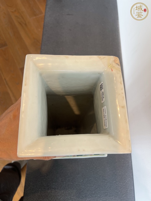 古玩陶瓷雙鋪首五彩四方撇口瓶真品鑒賞圖