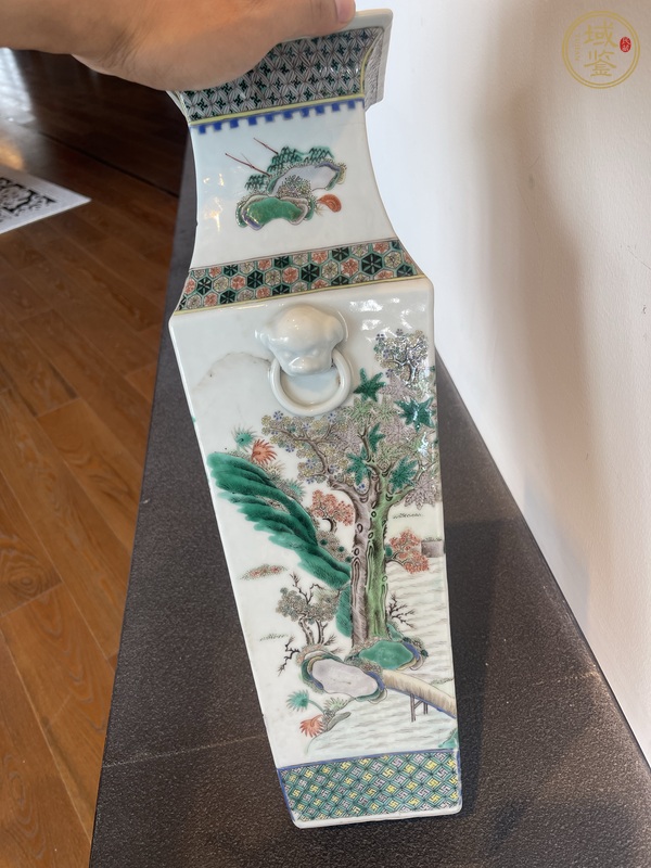 古玩陶瓷雙鋪首五彩四方撇口瓶真品鑒賞圖