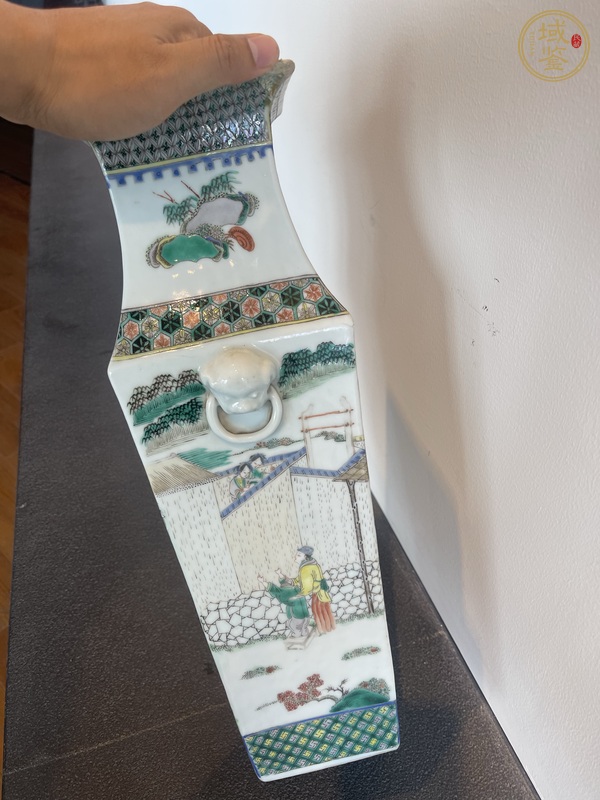 古玩陶瓷雙鋪首五彩四方撇口瓶真品鑒賞圖
