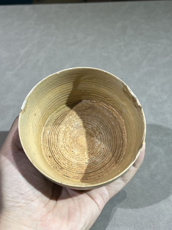 古玩陶瓷館藏級珍品春秋戰(zhàn)國青釉弦紋直口杯拍賣，當前價格980元