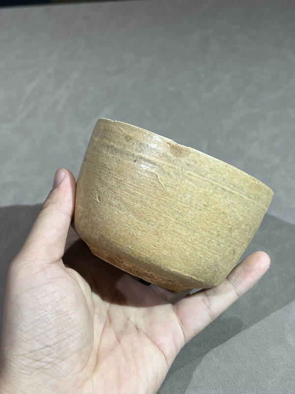 古玩陶瓷館藏級珍品春秋戰(zhàn)國青釉弦紋直口杯拍賣，當前價格980元