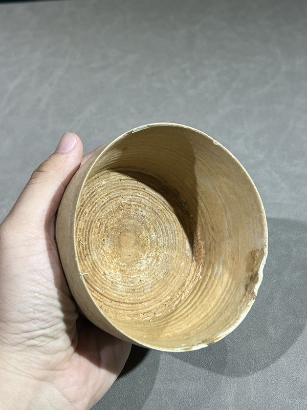 古玩陶瓷館藏級珍品春秋戰(zhàn)國青釉弦紋直口杯拍賣，當前價格980元
