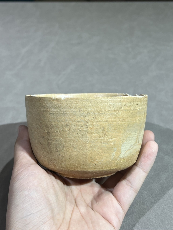 古玩陶瓷館藏級珍品春秋戰(zhàn)國青釉弦紋直口杯拍賣，當前價格980元