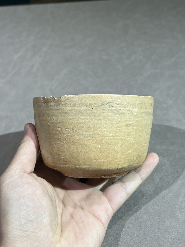 古玩轉賣館藏級珍品春秋戰國青釉弦紋直口杯拍賣，當前價格2999元