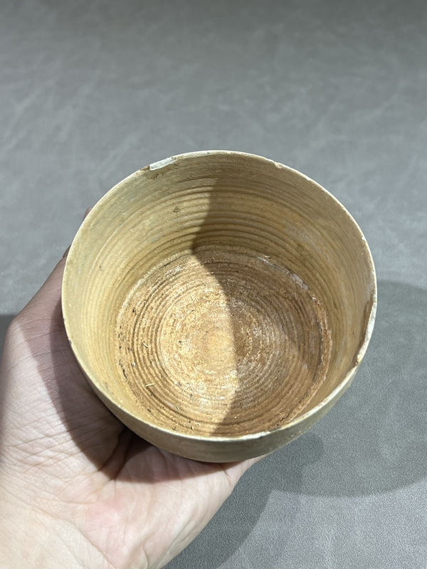 古玩陶瓷館藏級珍品春秋戰(zhàn)國青釉弦紋直口杯拍賣，當前價格980元