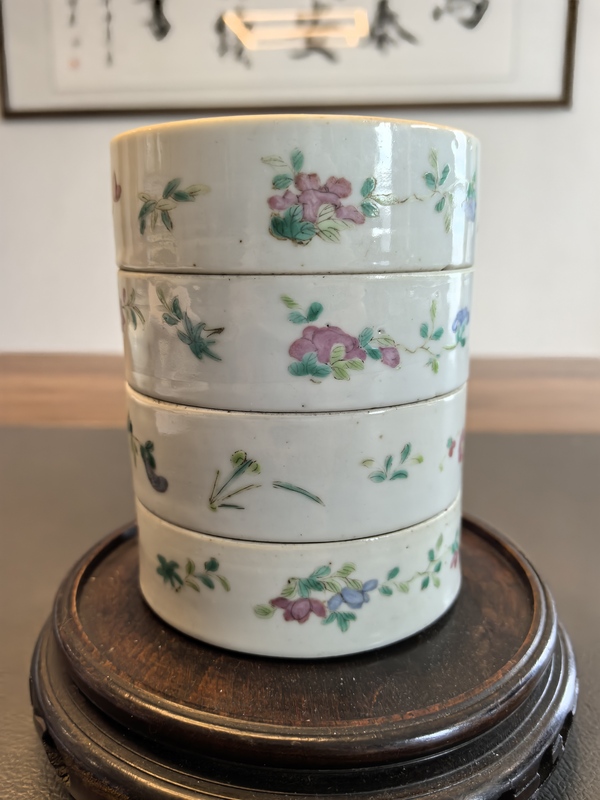 古玩陶瓷一套粉彩花蝶紋節盒拍賣,當前價格1980元
