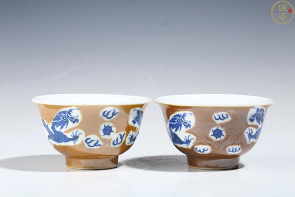 古玩轉賣一對紫金釉開光青花五爪龍紋茶碗拍賣，當前價格568元