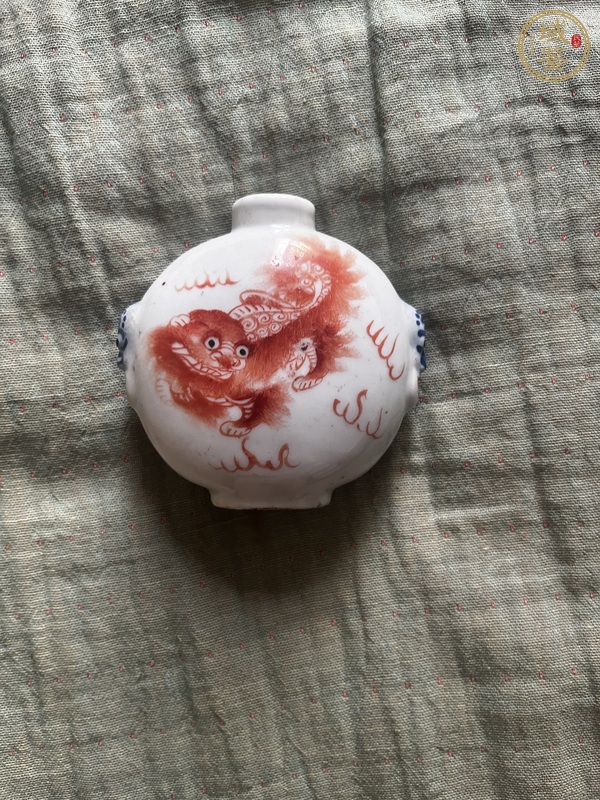 古玩陶瓷獅紋礬紅鼻煙壺真品鑒賞圖