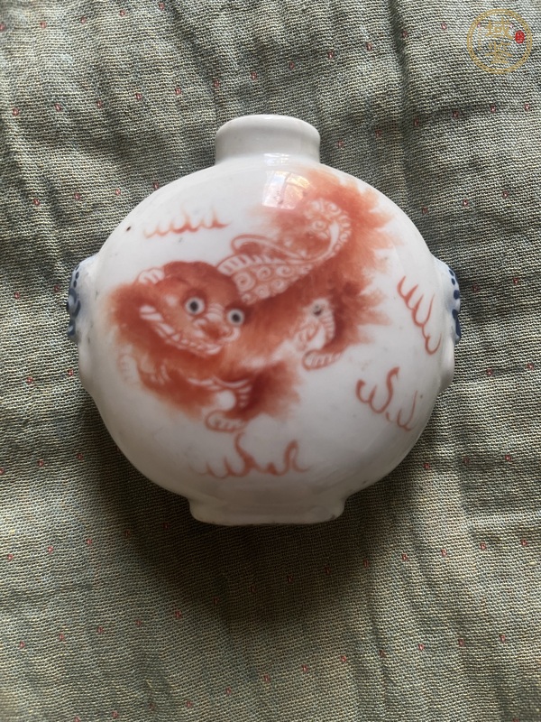 古玩陶瓷獅紋礬紅鼻煙壺真品鑒賞圖