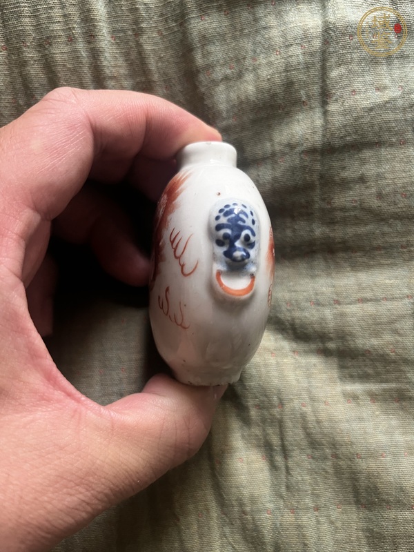 古玩陶瓷獅紋礬紅鼻煙壺真品鑒賞圖