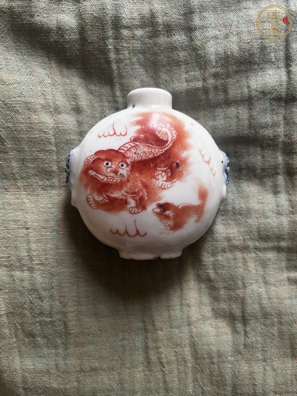 古玩陶瓷獅紋礬紅鼻煙壺真品鑒賞圖