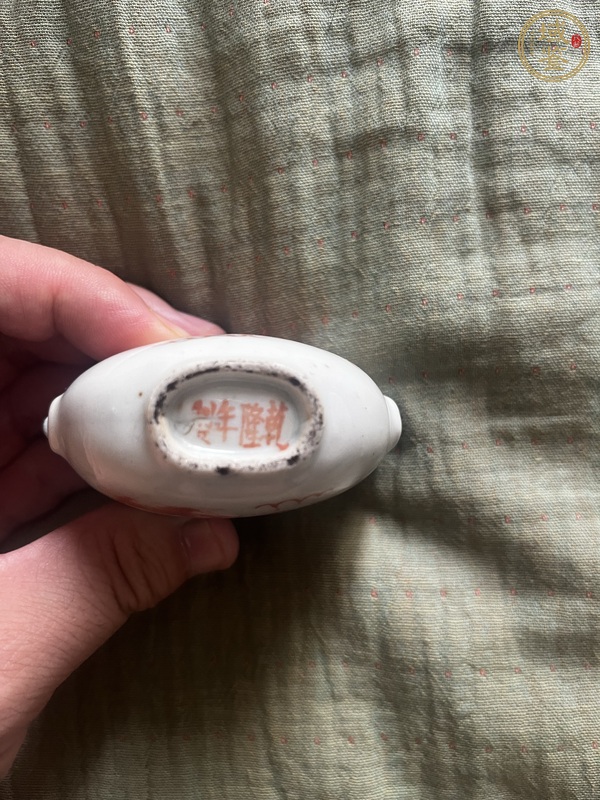 古玩陶瓷獅紋礬紅鼻煙壺真品鑒賞圖