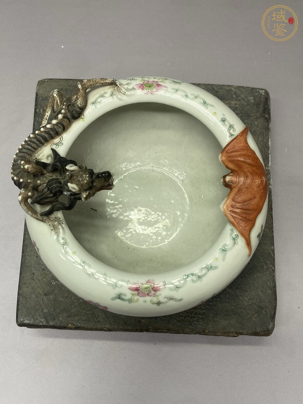 古玩陶瓷螭龍蝠紋粉彩水盂真品鑒賞圖