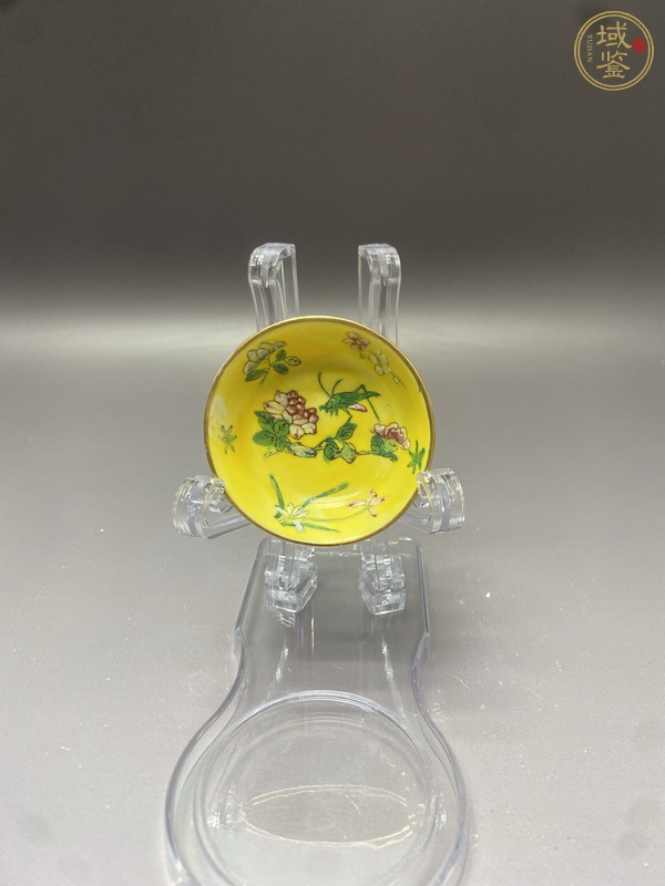 古玩飛黃騰達黃地粉彩盤真品鑒賞圖