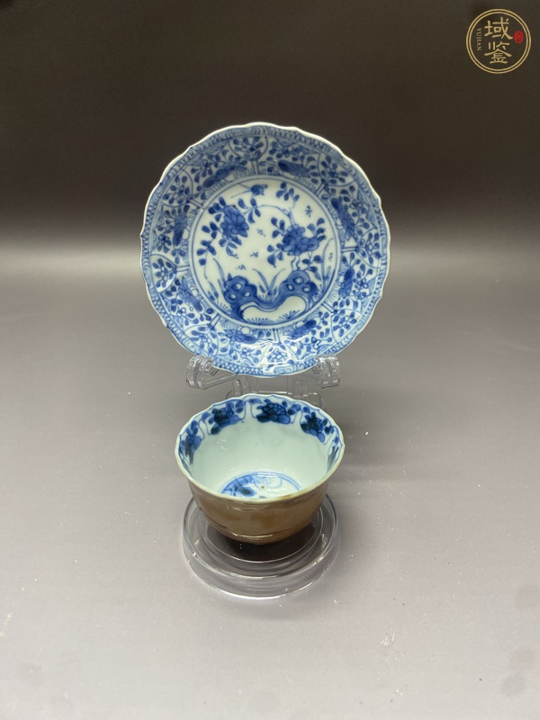 古玩外紫金釉內青花花卉紋杯盤真品鑒賞圖