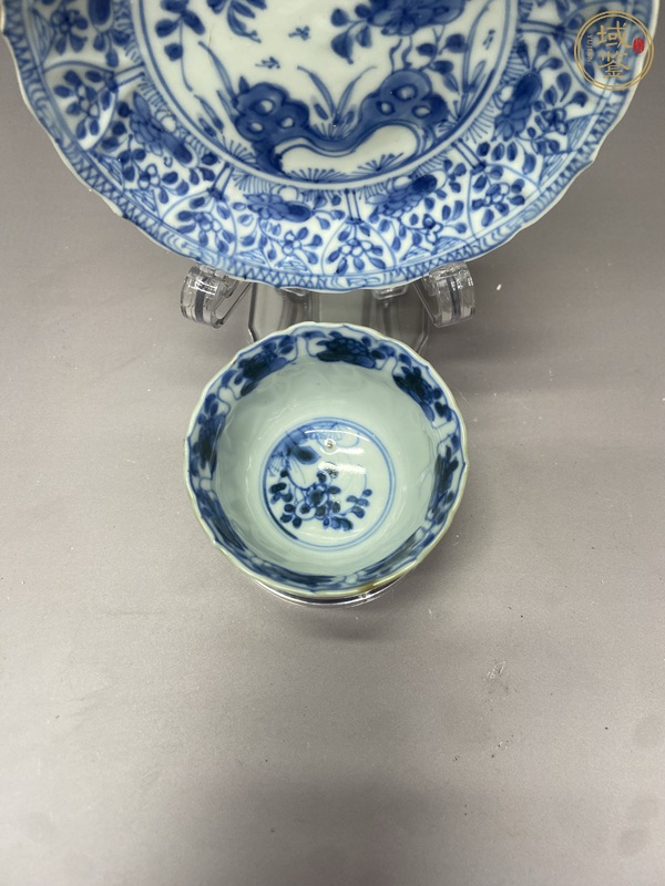 古玩陶瓷外紫金釉內青花花卉紋杯盤真品鑒賞圖