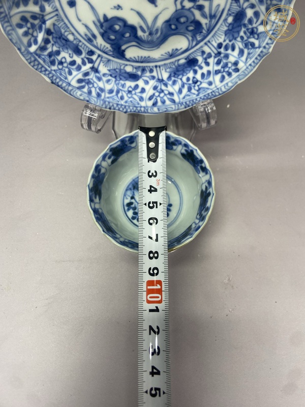 古玩陶瓷外紫金釉內青花花卉紋杯盤真品鑒賞圖
