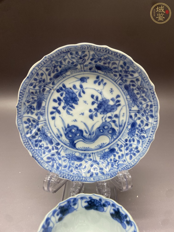 古玩陶瓷外紫金釉內青花花卉紋杯盤真品鑒賞圖