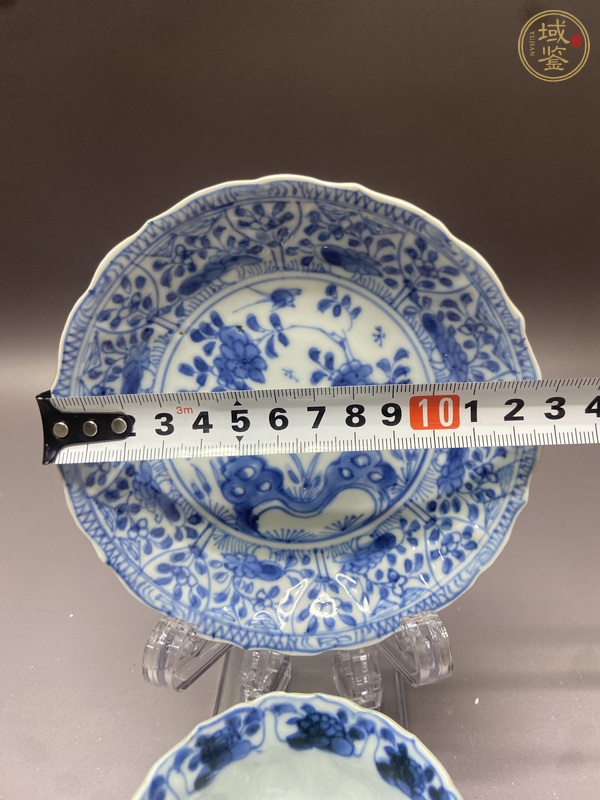 古玩陶瓷外紫金釉內青花花卉紋杯盤真品鑒賞圖