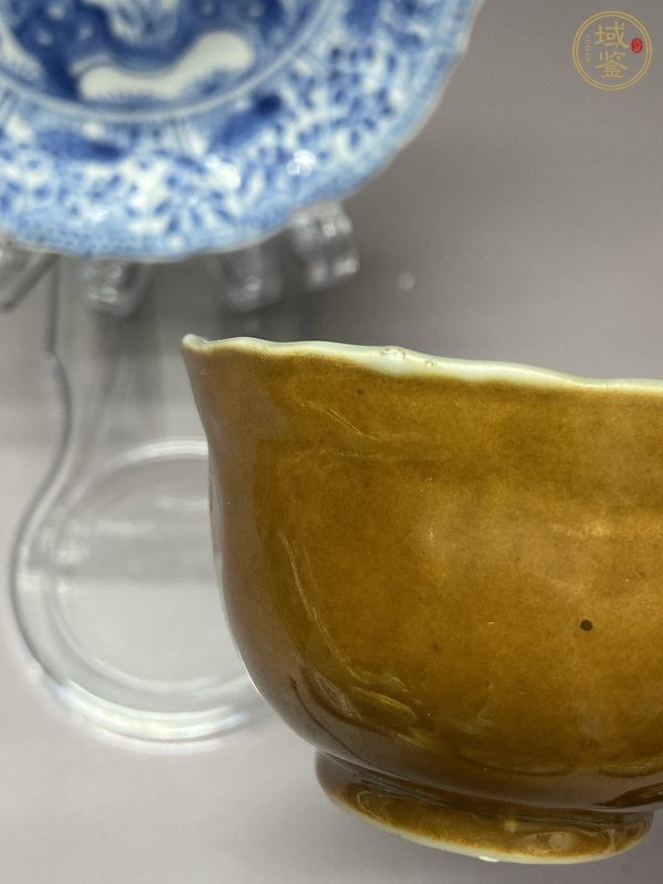 古玩陶瓷外紫金釉內青花花卉紋杯盤真品鑒賞圖
